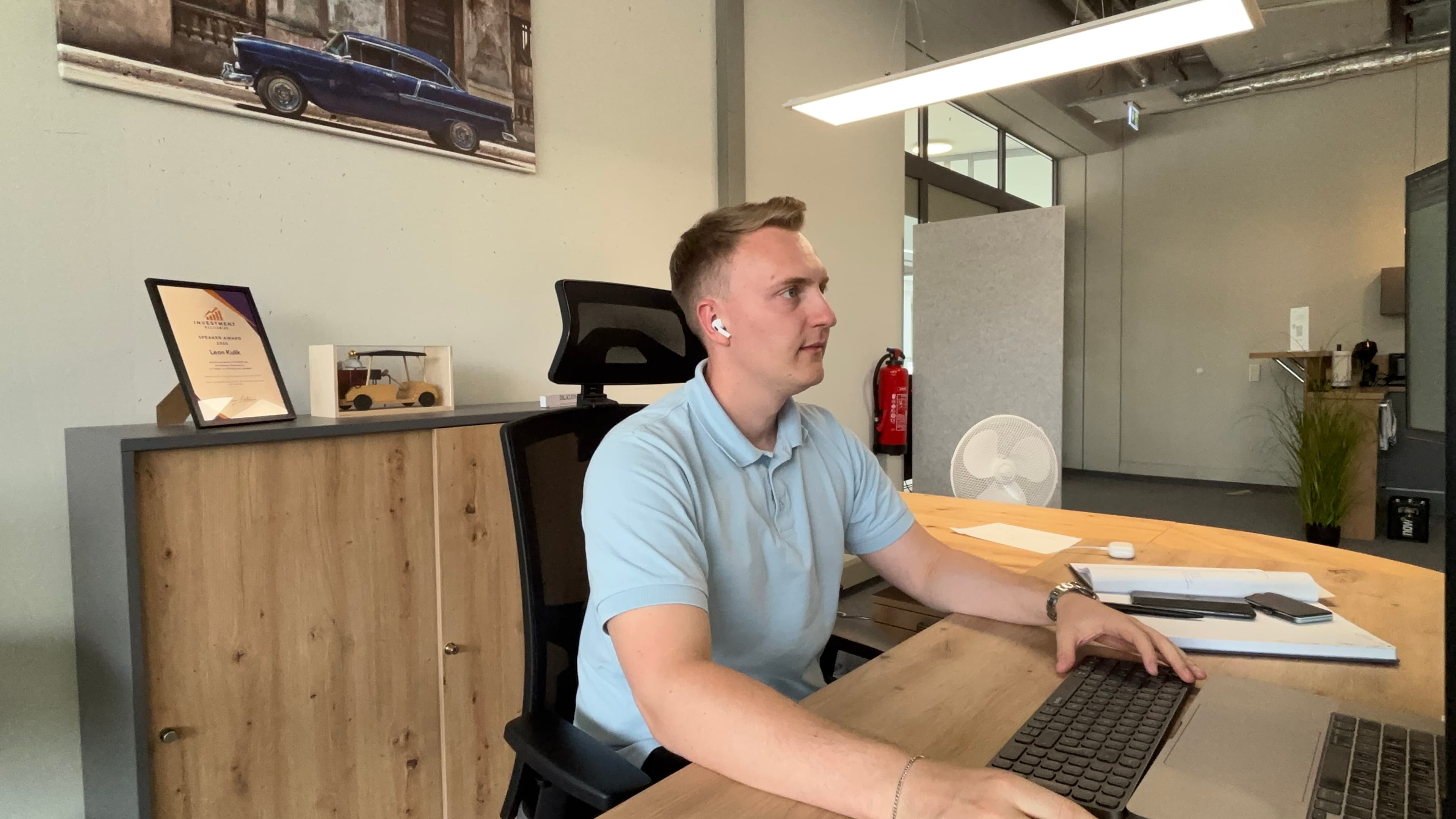 Leon Kulik im Büro am Arbeitsplatz